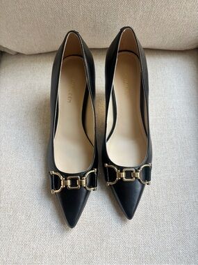 Vaneli Black Pointed Toe Leather Pumps with Gold Chain Accent